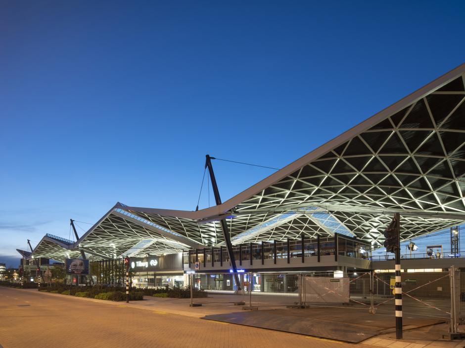 stationsgebouw Tilburg met licht aan