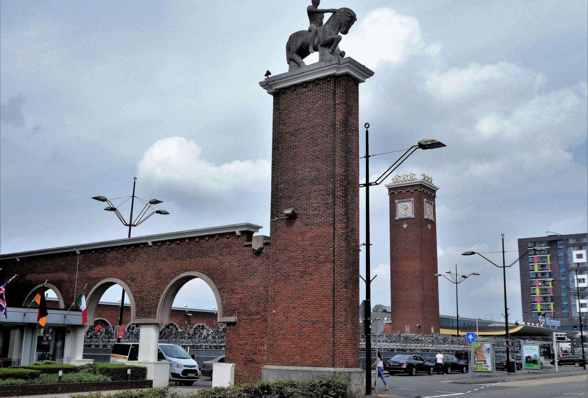 Station Nijmegen, ruiterbeeld